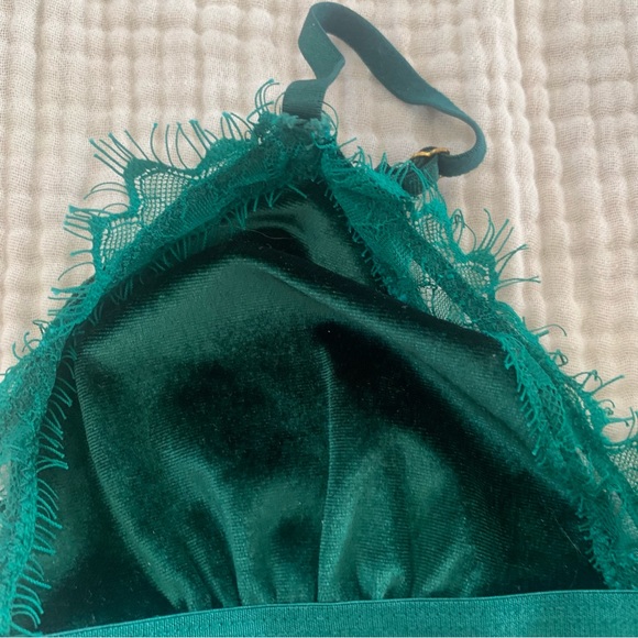 Emerald Velvet & Lace Lingerie Set - Picture 7 of 7